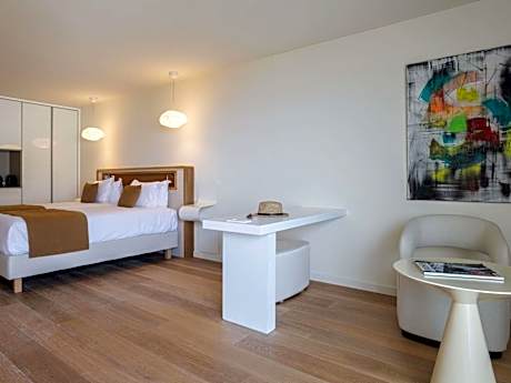Superior Double or Twin Suite and Sea and Pool View