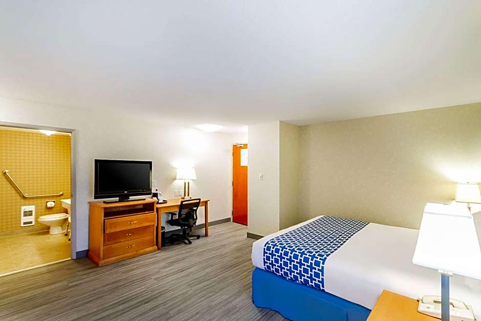 Econo Lodge Inn & Suites University