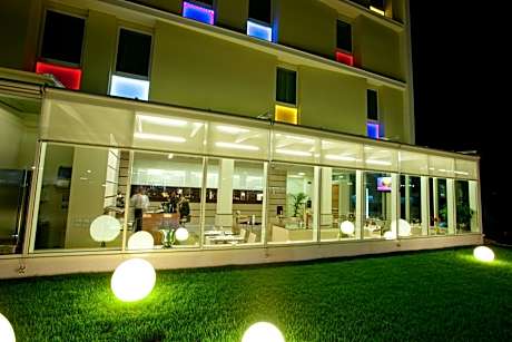 Breaking Business Hotel