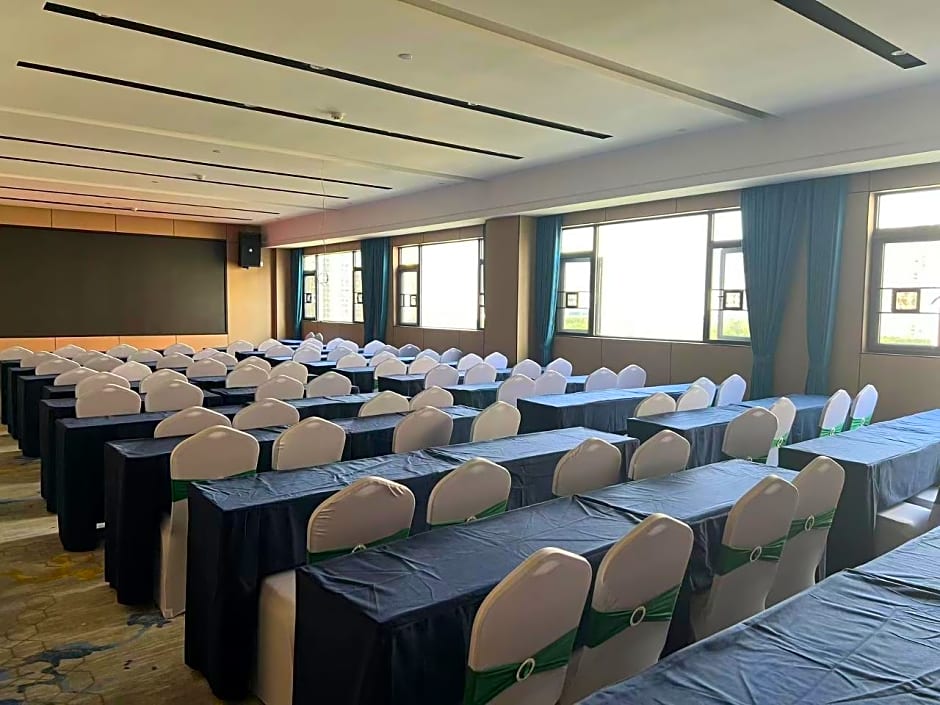 Borrman Hotel Guigang Macaojiang Park High-speed Railway Station