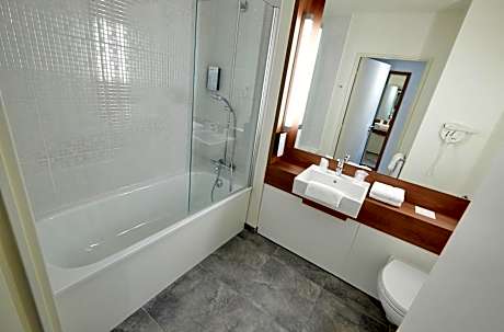 2 Single Beds 1 Junior Bed (Up To 10 Years)