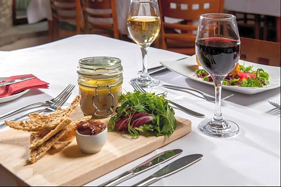 2 Bedroom Lakeview Lodge - Ensuite & Balcony Deck