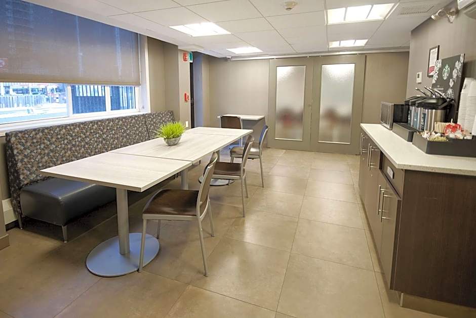 Coast Calgary Downtown Hotel & Suites by APA