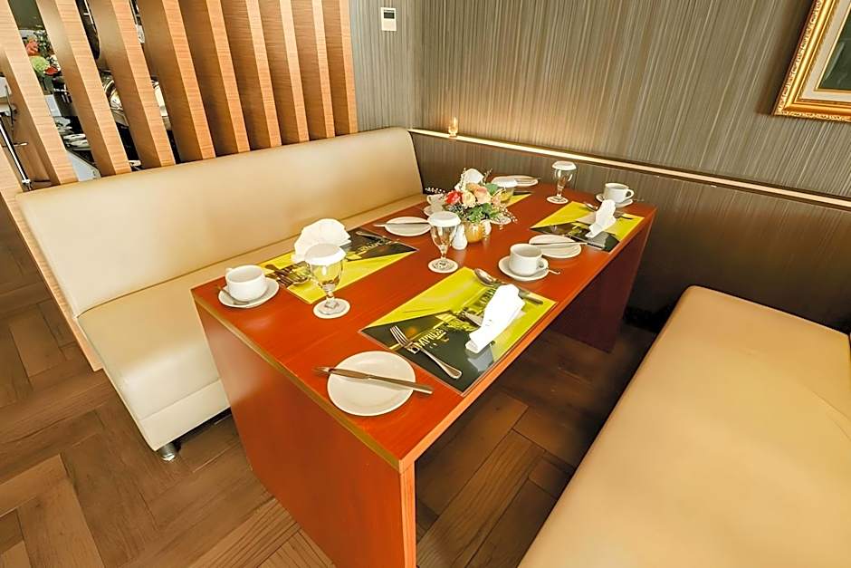 Empress Hotel Makassar City Center by LIFE