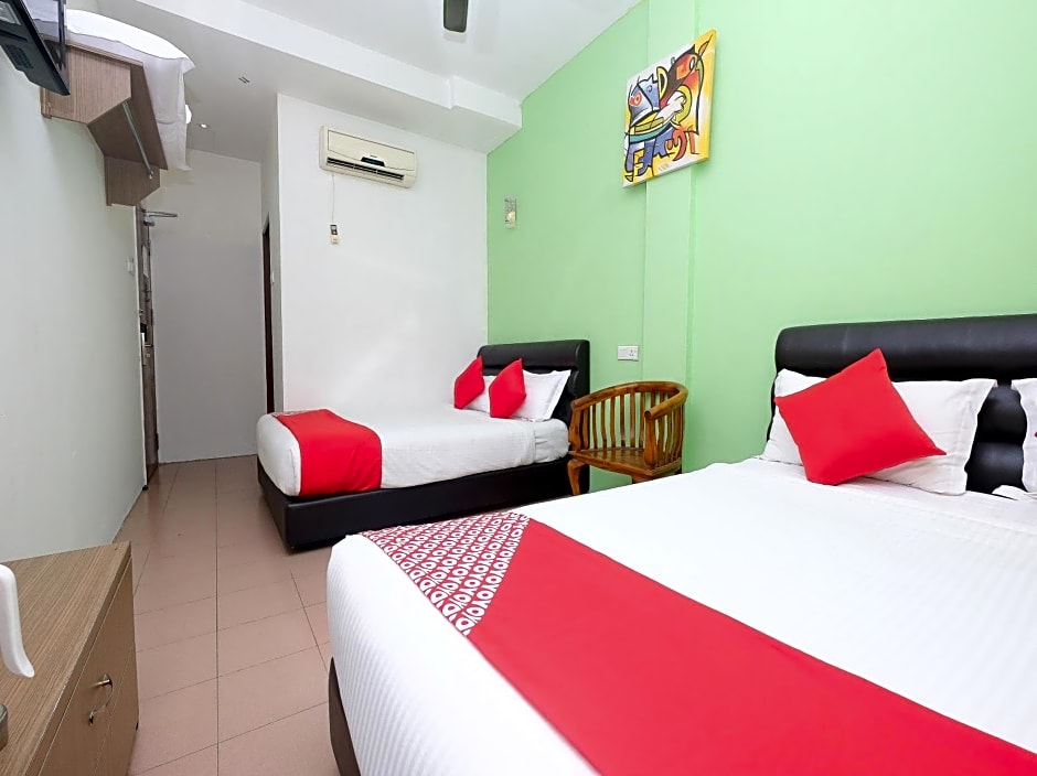 OYO 850 Gold Star Hotel