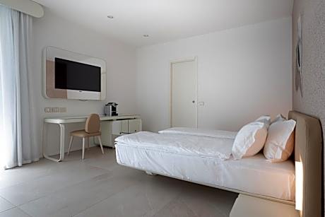 Deluxe Suite with Spa Bath and Side Sea View