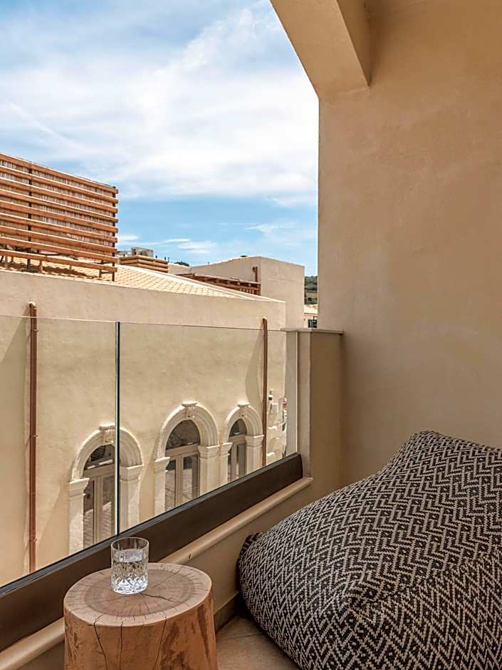 Manili Boutique Suites & Villas