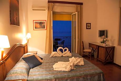 Double or Twin Room with Sea View