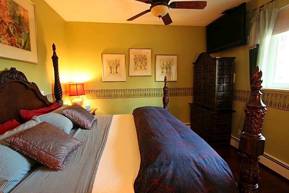 Photo 1 of 2 of 1 King Bed, Pool View