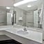 La Quinta Inn & Suites by Wyndham Dallas Arlington South