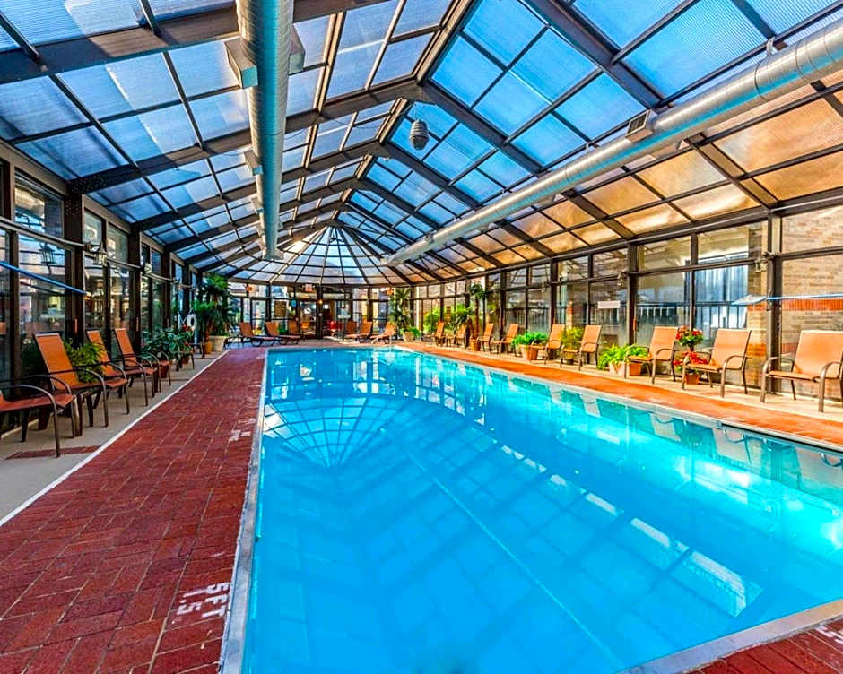 Comfort Inn & Suites Erie - Splash Lagoon Indoor Waterpark