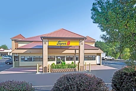 Super 8 by Wyndham Suwanee
