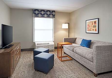 2 Qns Suite W/Kitchen Ns