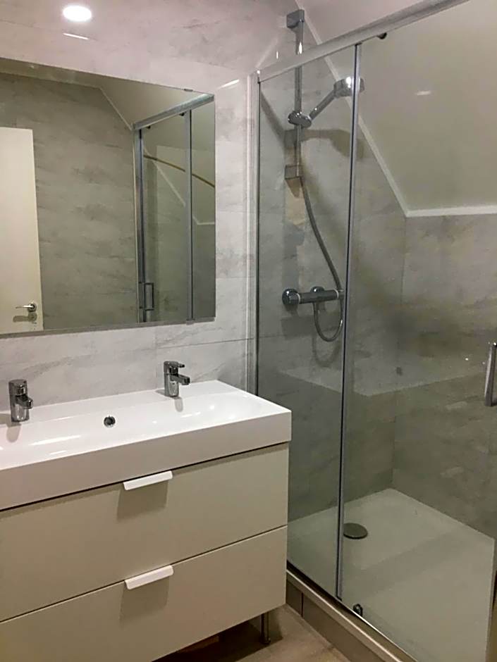 Central Spacious 3 Bedroom Apartment With Parking