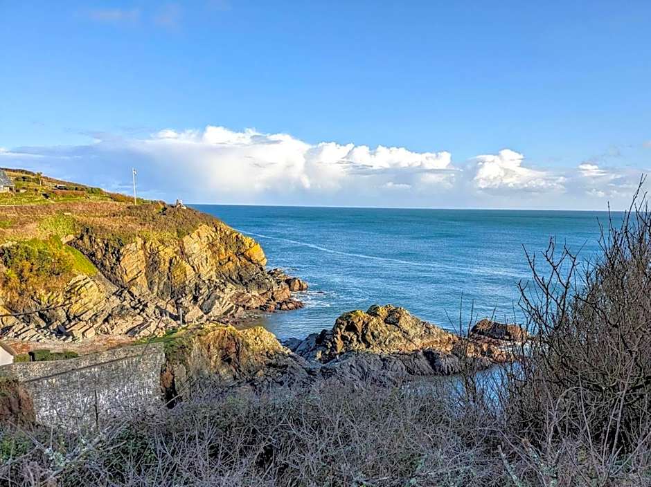 Cadgwith Cove Inn
