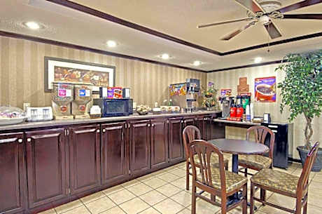 Days Inn & Suites by Wyndham Fort Valley