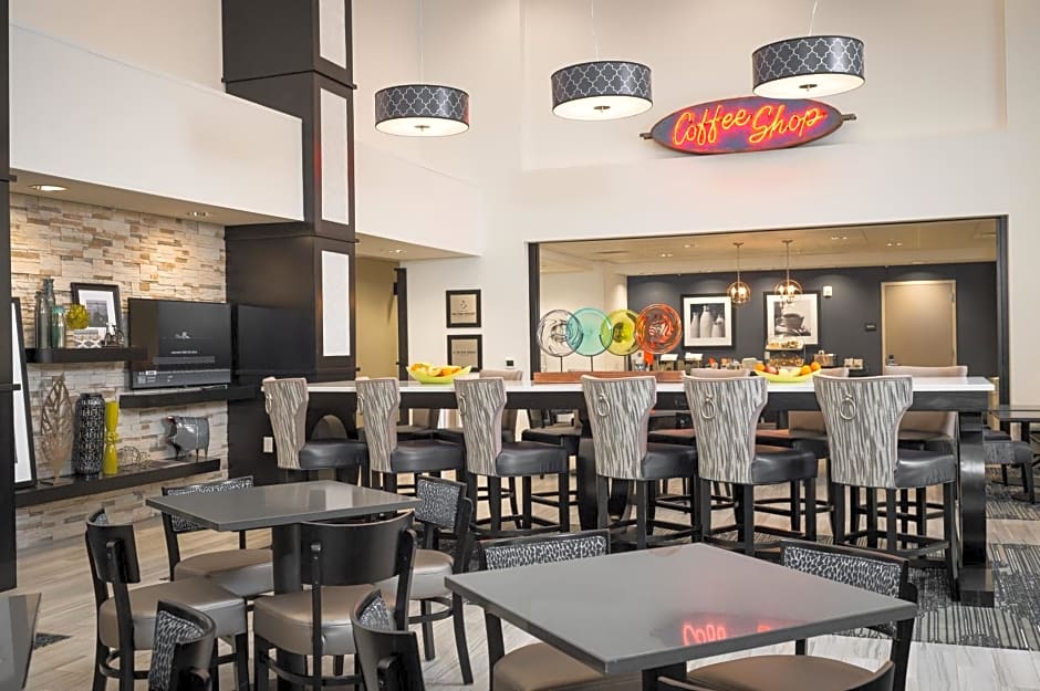 Hampton Inn and Suites La Crosse Downtown