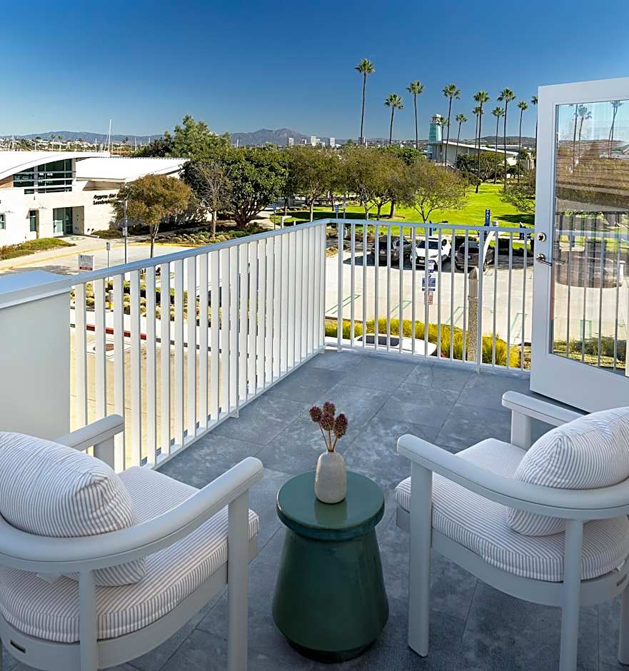 Bay Shores Peninsula Hotel