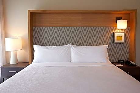 Queen Room - Hearing Accessible - Non-Smoking