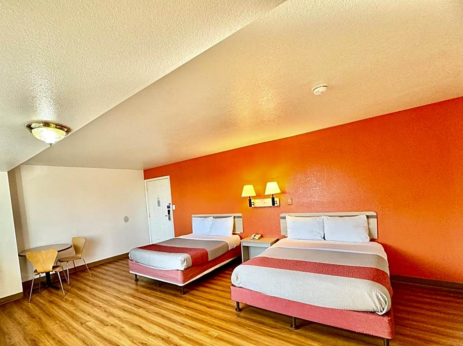 Motel 6-Bellflower, CA - Los Angeles