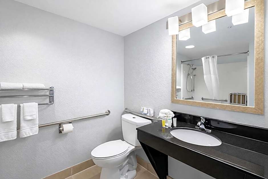 Greenfield Inn & Suites Owensboro, KY Airport