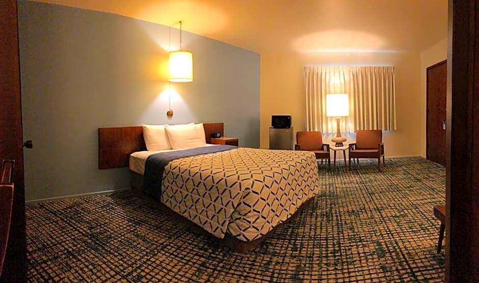 Curly Redwood Lodge