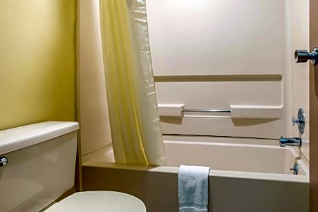 2 Queen Beds, Smoking