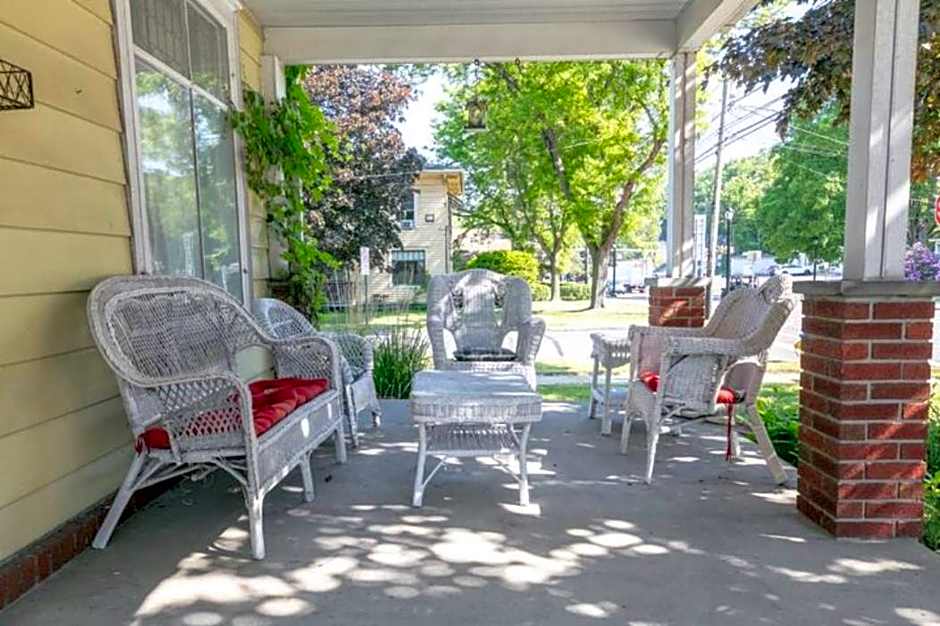 Walk To Parks, Dining & Lake! Game Room! Hot Tub!