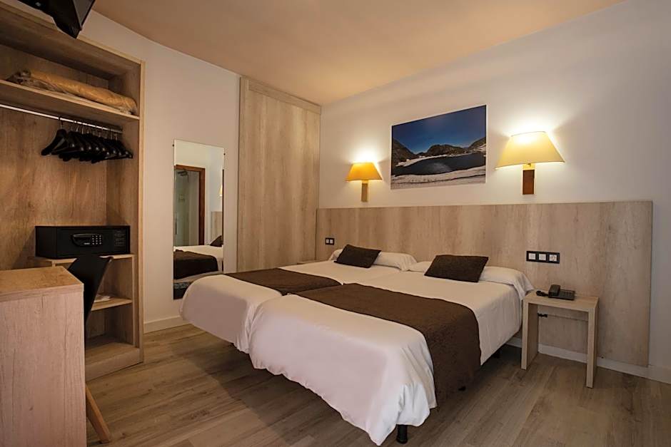 Photo 1 of 7 of Interior Double Room