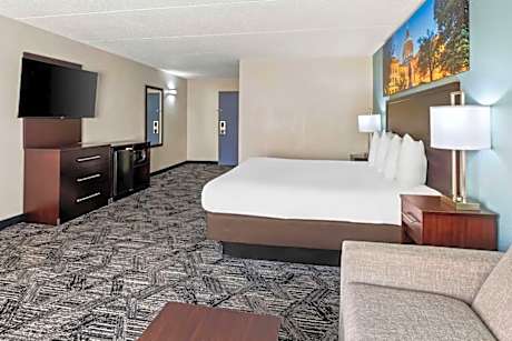1 KING MOBILITY ACCESSIBLE COMM ASSIST WALK IN SHOWER DESK FRIDGE NON-SMOKING FULL BREAKFAST
