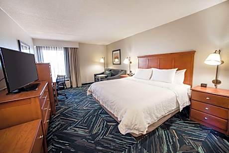 King Room with Sofa Bed and Study - Non-Smoking