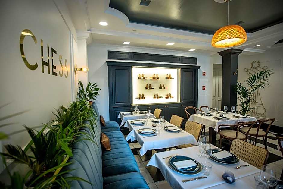 Queen'S Court Hotel & Residence