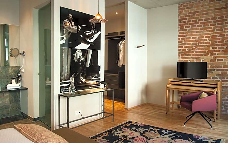 Photo 1 of 5 of Double Room S