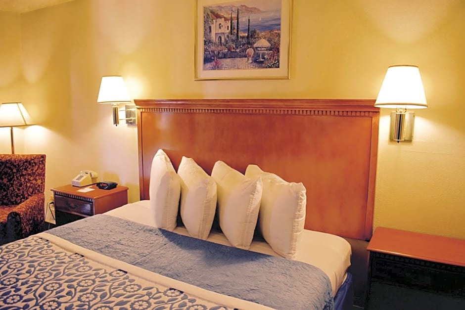 Days Inn by Wyndham Anaheim Near the Park