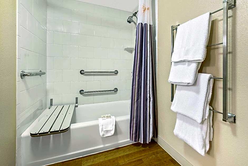 La Quinta Inn & Suites by Wyndham West Palm Beach Airport