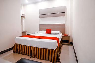 Reddoorz Plus near Makassar Town Square