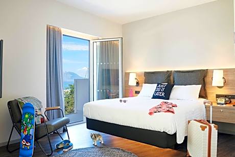 Moxy Queen Family, Guest room, 1 Queen, Sofa bed, Sea view