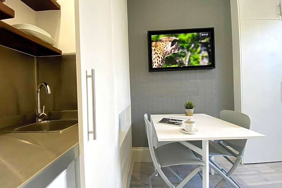 Apt 03 Beachside Beauty Central Studio Steps from Cafes