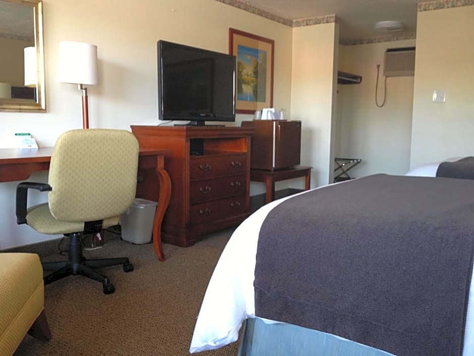 Holiday Hill Inn & Suites