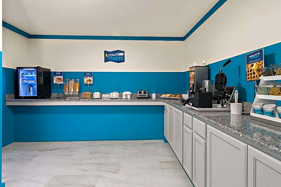 Clarion Pointe Bloomington - Normal near I-55 and University