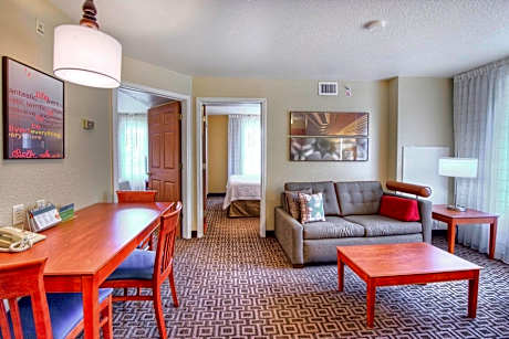 2 Bedroom Suite, Bedroom 1: 1 Queen, Bedroom 2: 1 Queen, Sofa bed