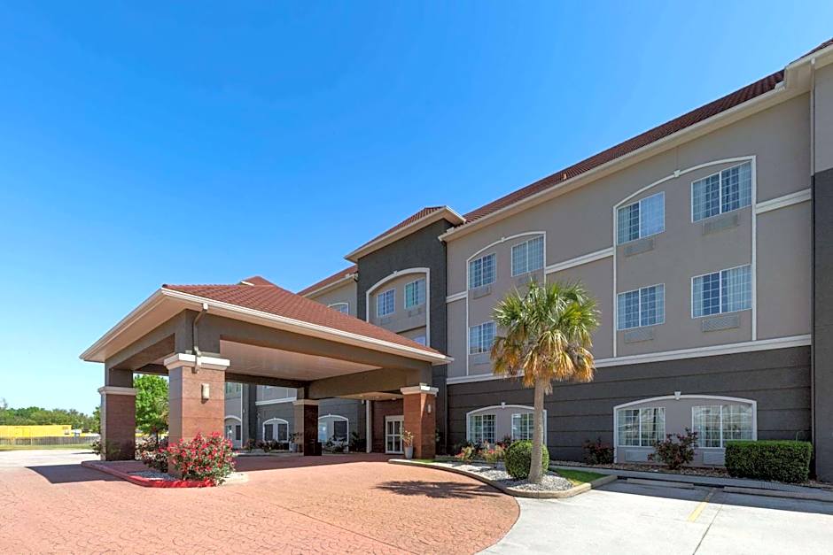 Photo 1 of 40 of La Quinta Inn & Suites by Wyndham Deer Park