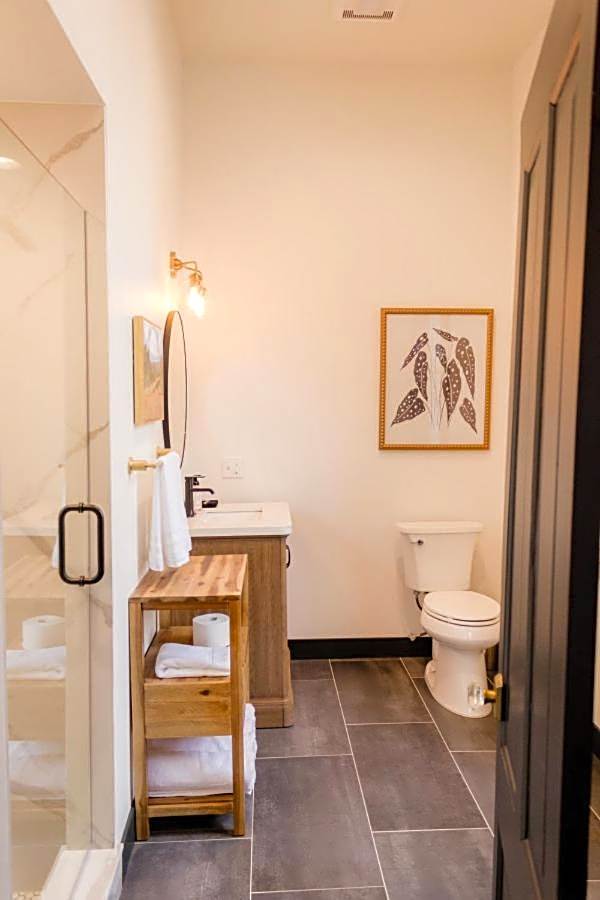 Speakeasy Suites Sleeps 18