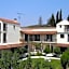 Georgina Apartments-pool-river-sea 5'