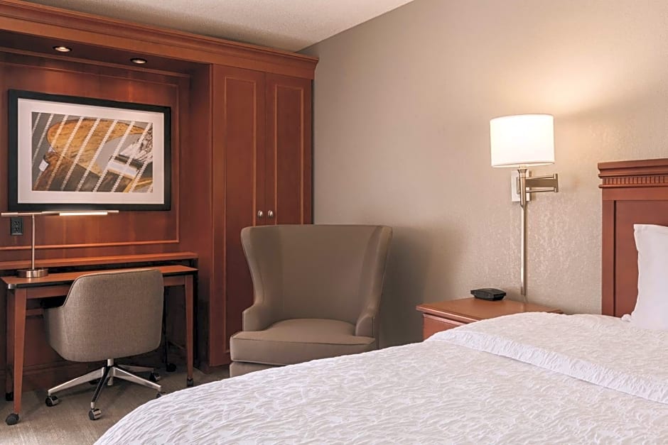 Hampton Inn By Hilton Des Moines Airport