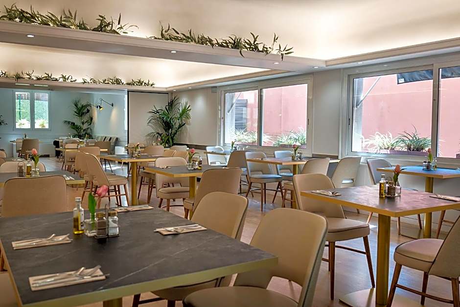 Tres Torres Atiram Hotels