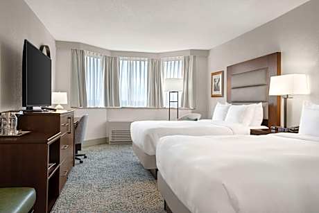 2 Queen Bed Mobility Access W/Ri Shr
