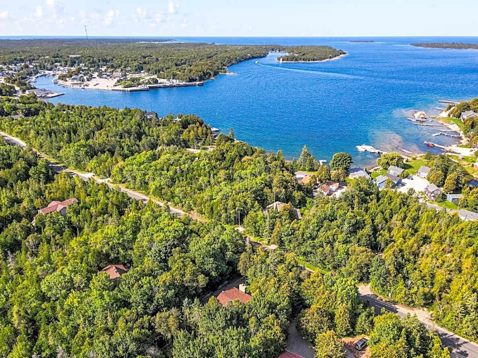 Evergreen Escape - Tobermory Chalet & Sauna