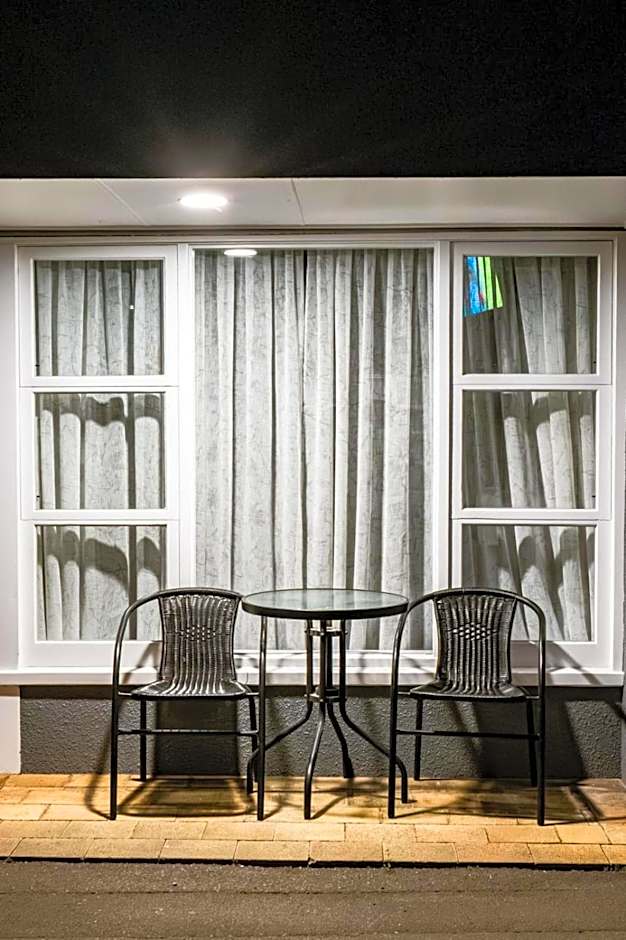 Frimley Lodge Motel - with Airport Shuttle service- Best Location in Town