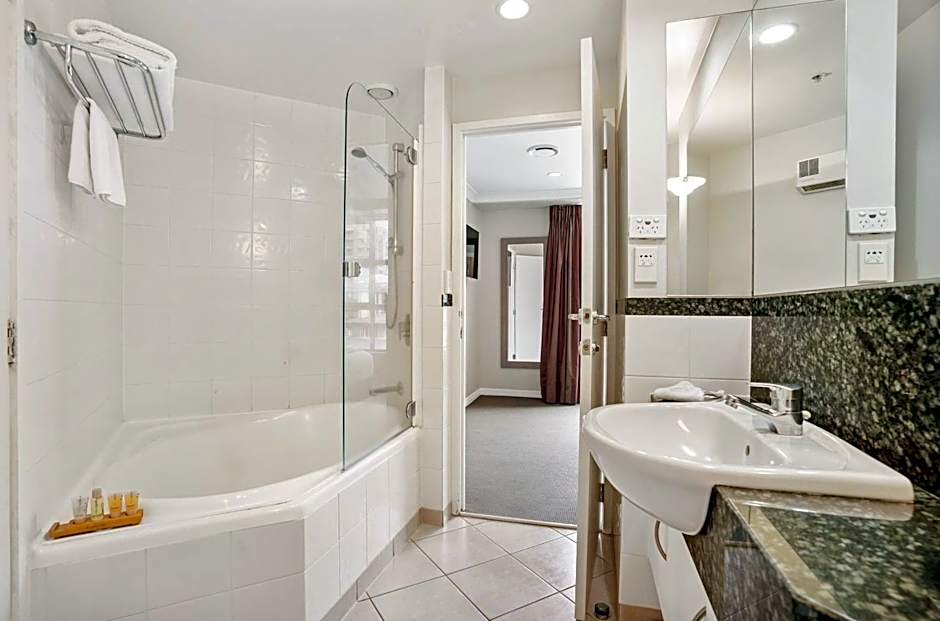 Parkside Hotel & Apartments